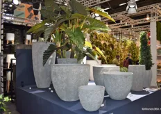 Pottery Pots, een internationale groothandel in bloempotten, plantenbakken en aanverwante producten, pakte in Parijs uit met onder meer uit met deze grote potten.